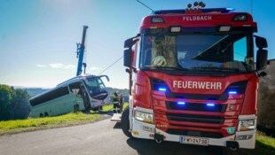 Die Feuerwehren Baumgarten und Feldbach konnten den Bus am Samstagvormittag bergen.