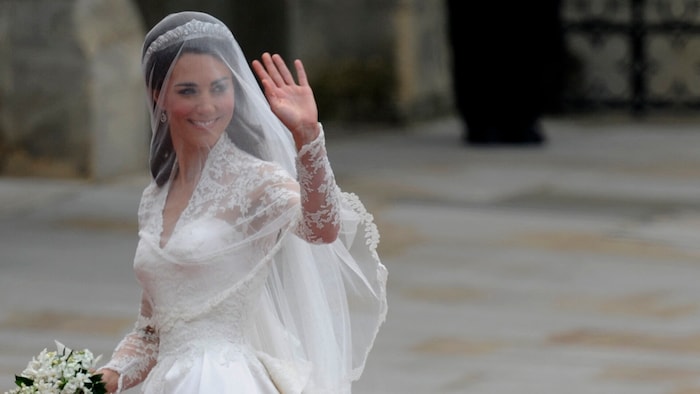 Kate Middleton winkt vor ihrer Hochzeit den Schaulustigen vor der Westminster Abbey.