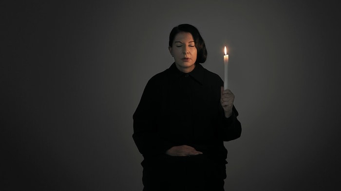 Marina Abramović’ Performanceaktionen und Fotografien: „Porträt mit einer Kerze“ (2011)