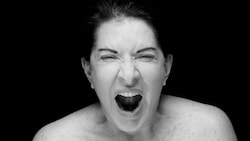 Marina Abramović’ Schreie: ihre Installation „Four Crosses“(2019) in der Wiener Ruprechtskirche.