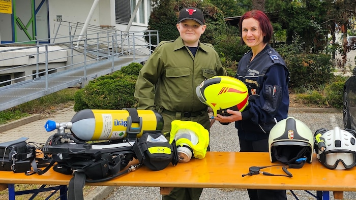 Auch Jung-Feuerwehrmänner und Feuerwehrfrauen finden die richtige Ausrüstung.