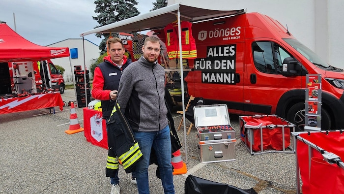 Alles für den Mann: Auch Uniformen kann man kaufen.