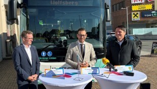 Loidl, Schuschnig und Radl vor dem Bahnhof Wolfsberg, in welchem das Mobilitätsbüro ab sofort ...