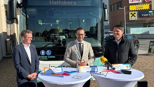 Loidl, Schuschnig und Radl vor dem Bahnhof Wolfsberg, in welchem das Mobilitätsbüro ab sofort ...