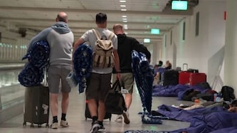 Nach der Sichtung von Drohnen ist der Betrieb des Flughafens in München vorübergehend lahmgelegt ...