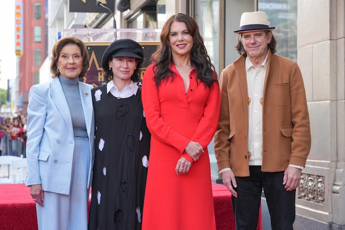 „Emily“ Kelly Bishop (von links), Autorin und Produzentin Amy Sherman-Palladino, „Lorelai“ ...