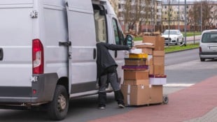 Der Fahrer stellte den Wagen ab und verließ ihn für eine Zustellung. (Symbolbild)