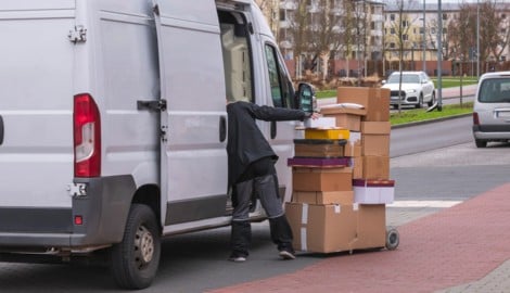 Der Fahrer stellte den Wagen ab und verließ ihn für eine Zustellung. (Symbolbild)