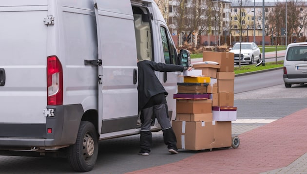 Der Fahrer stellte den Wagen ab und verließ ihn für eine Zustellung. (Symbolbild)