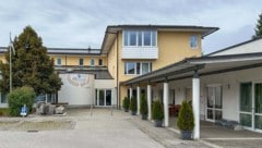 Der Bewohner (89) war offenbar nach Mitternacht heimlich auf das Vordach des Seniorenheims ...