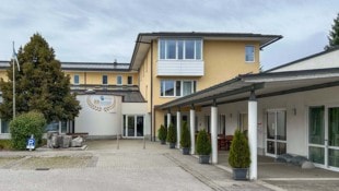 Der Bewohner (89) war offenbar nach Mitternacht heimlich auf das Vordach des Seniorenheims ...