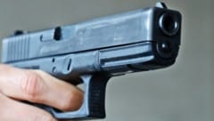 Der Mann schoss mehrmals in die Luft und in den Boden (Symbolbild).