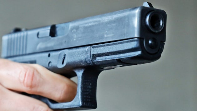 Der Mann schoss mehrmals in die Luft und in den Boden (Symbolbild).