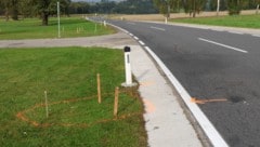 Markierungen am Boden zeigen, wo die 15-jährige Mopedfahrerin in die Wiese geschleudert wurde.