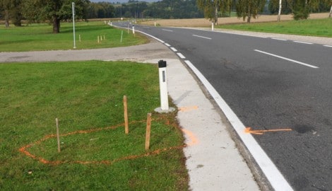 Die polizeilichen Markierungen am Boden verdeutlichen, wo die 15-Jährige vom Pkw erfasst worden ...