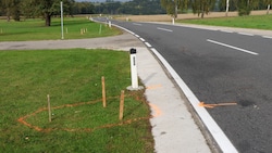 Markierungen am Boden zeigen, wo die 15-jährige Mopedfahrerin in die Wiese geschleudert wurde.