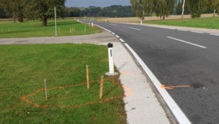 Markierungen am Boden zeigen, wo die 15-jährige Mopedfahrerin in die Wiese geschleudert wurde.