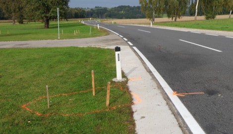 Markierungen am Boden zeigen, wo die 15-jährige Mopedfahrerin in die Wiese geschleudert wurde.