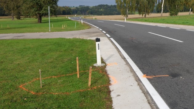 Markierungen am Boden zeigen, wo die 15-jährige Mopedfahrerin in die Wiese geschleudert wurde.