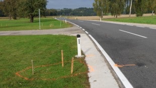 Die Unfallstelle auf der Eferdinger Straße in der Ortschaft Oberviehbach. Holzpflöcke und ...