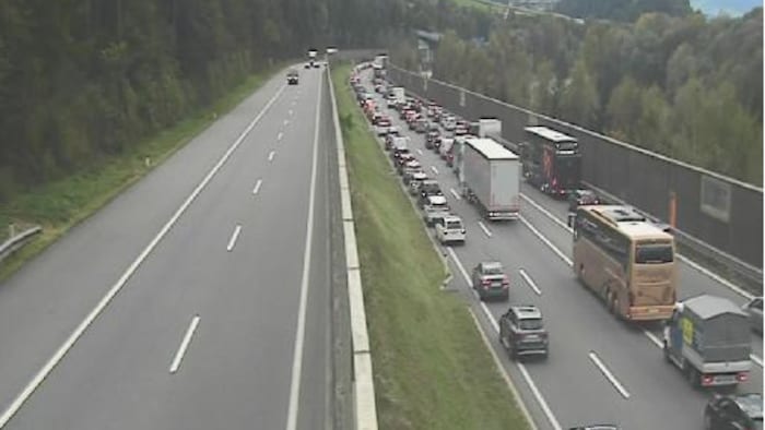 The Inntal highway in the direction of Arlberg is closed for the time being.
