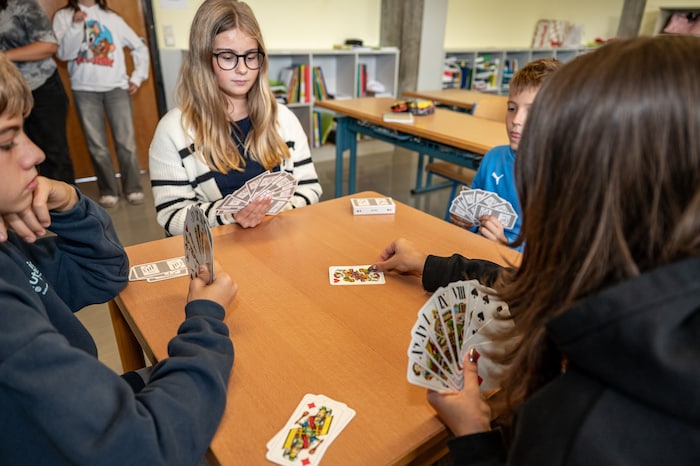 Das Tarockspiel fordert die Kinder geistig und fördert zudem die Gemeinschaft.