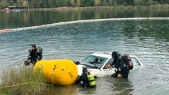 Taucher lokalisierten das versenkte Auto und holten es an die Wasseroberfläche.