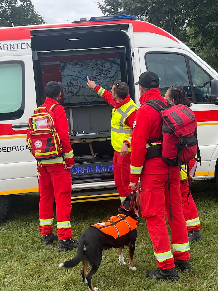 Die vier- und zweibeinigen Einsatzkräfte wurden über das Suchgebiet instruiert.