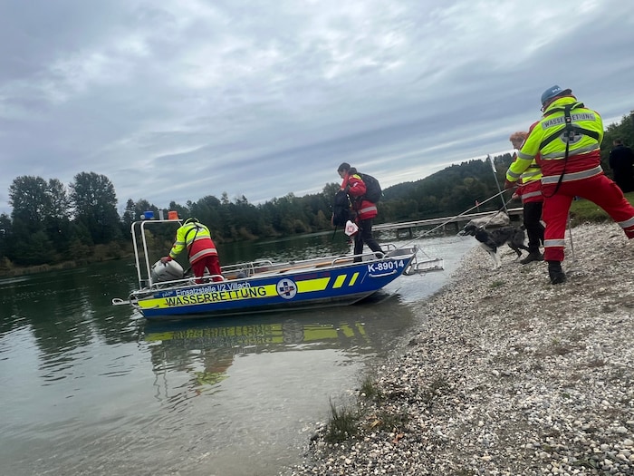 Per Boot wurden die Vierbeiner der Rettungshundebrigade und ihre zweibeinigen Kollegen über den ...