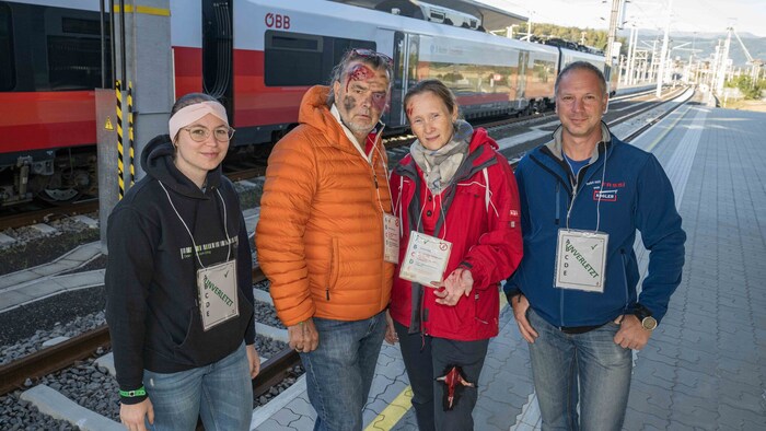 Sie mimten Fahrgäste: Carina Weber, Klaus Reinbacher, Sabrina Ninaus und Gerhard Weber (von ...