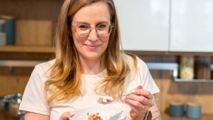 Julia Buzetzki mit ihrem Frühstück – nachhaltig, gesund und mit Liebe gemacht. 