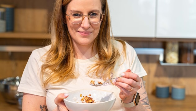 Julia Buzetzki mit ihrem Frühstück – nachhaltig, gesund und mit Liebe gemacht.