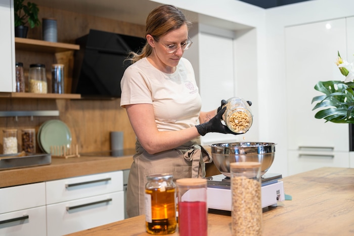 Jedes Granola wird liebevoll in Handarbeit gemischt.