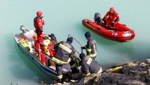 Seit Samstag sind die Einsatzmannschaften vor Ort und suchen den Stauseegrund mit Sonar ab. 