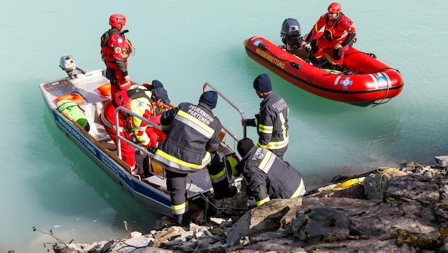 Seit Samstag sind die Einsatzmannschaften vor Ort und suchen den Stauseegrund mit Sonar ab.