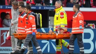 Alejandro Grimaldo musste verletzt vom Platz getragen werden.