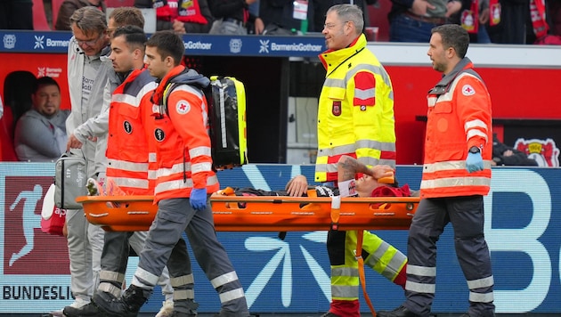 Alejandro Grimaldo musste verletzt vom Platz getragen werden.