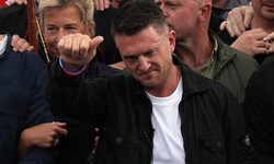 Tommy Robinson während eines Marsches für „Redefreiheit“ in London