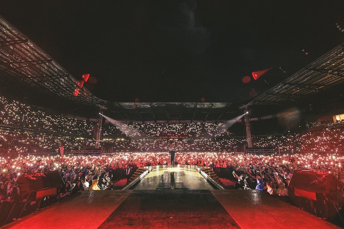 Die 27.000 Robbie-Fans im Wörthersee Stadion waren schon beim „Einheizer“ Josh. aus dem ...