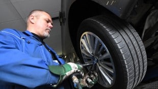 Reifen in der Werkstatt wechseln lassen kann ganz schön ins Geld gehen.