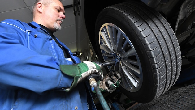Reifen in der Werkstatt wechseln lassen kann ganz schön ins Geld gehen.