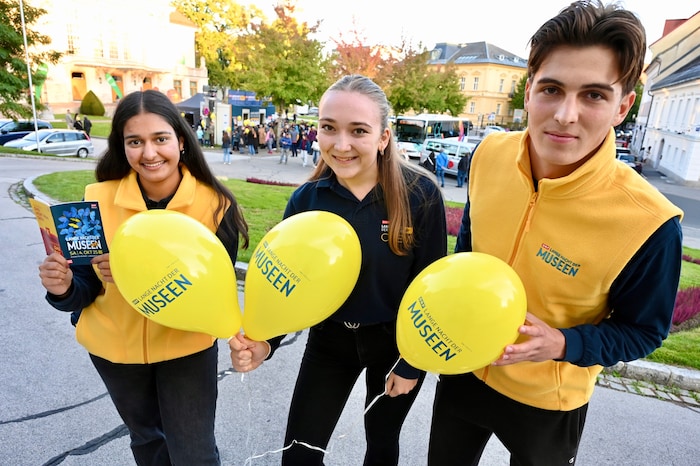 Beim „Treffpunkt Museum“ vor dem Stadttheater gab es Information – und Ballons für die kleinen ...
