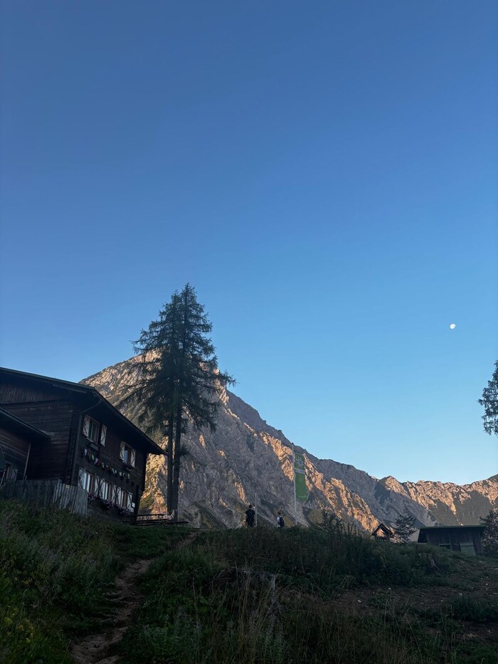 Die Bertahütte am Fuße des Mittagskogels.