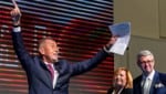 Andrej Babis jubelt über Platz eins für seine Partei.