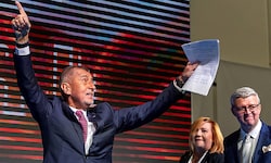 Andrej Babis jubelt über Platz eins für seine Partei.