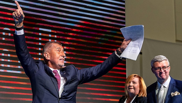 Andrej Babis jubelt über Platz eins für seine Partei.