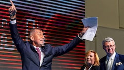 Andrej Babis jubelt über Platz eins für seine Partei.