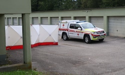 Die Rettungskräfte bauten einen Sichtschutz auf.