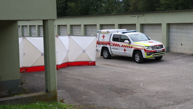 Die Rettungskräfte bauten einen Sichtschutz auf.