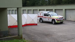 Die Rettungskräfte bauten einen Sichtschutz auf.